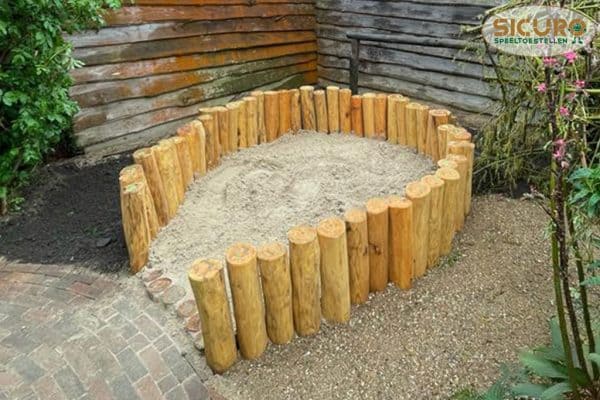 5072R Zandbak Robinia paaltjes 01 5072R Zandbak Robinia paaltjes 01