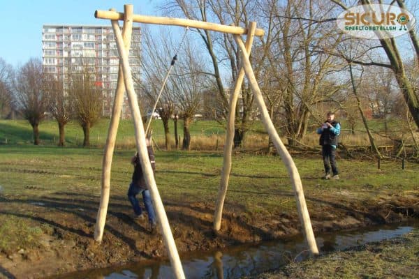 Slingertoestel over water/greppel