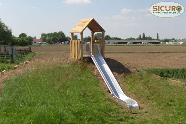 5006R Speelhuisje met taludglijbaan robinia 01