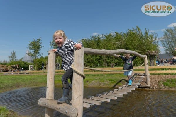 Wiebelbrug over water 400