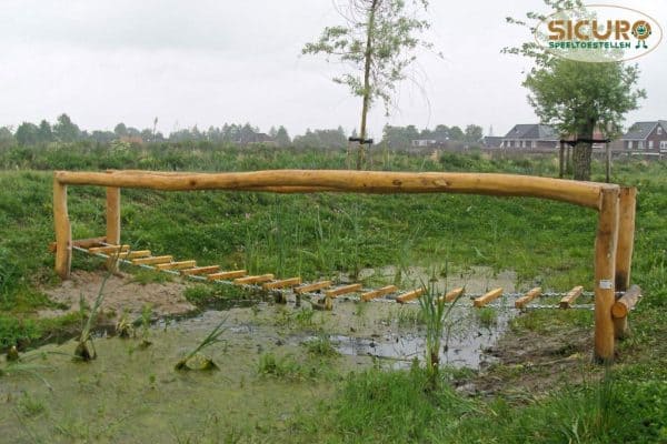 Wiebelbrug over water 400